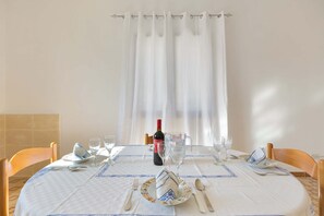 Casa Standard, 2 camere da letto | Pasti in camera