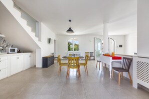 Comfort-Haus, 3 Schlafzimmer | Wohnbereich | Fernseher