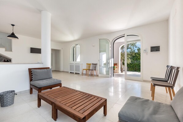 Comfort-Haus, 3 Schlafzimmer | Wohnbereich | Fernseher