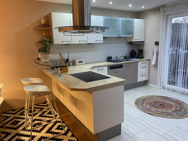 雪櫃、微波爐、焗爐、爐具