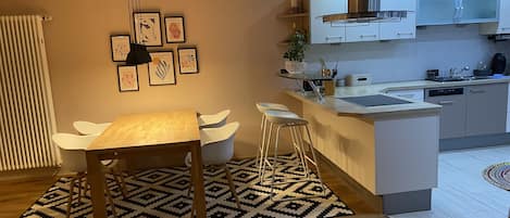 Frigorífico, microondas, horno y placa de cocina