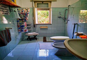 Haartrockner, Handtücher, Seife, Shampoo