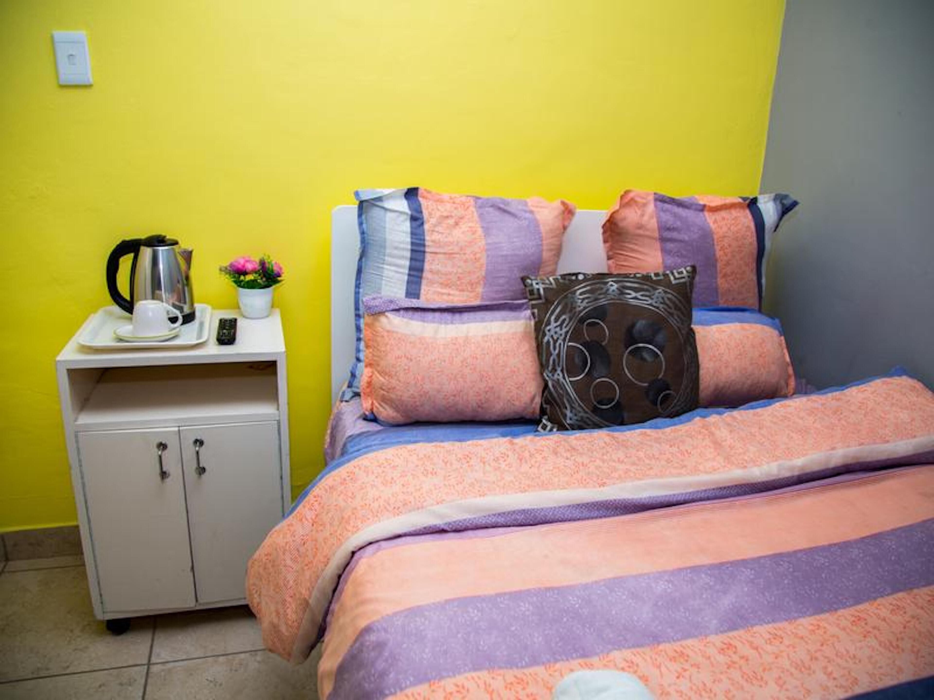 1 habitación, tabla de planchar con plancha, wifi gratis y ropa de cama 
