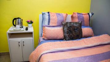 1 habitación, tabla de planchar con plancha, wifi gratis y ropa de cama