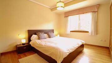 6 bedrooms, iron/ironing board, WiFi, bed sheets