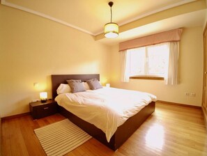 6 bedrooms, iron/ironing board, WiFi, bed sheets