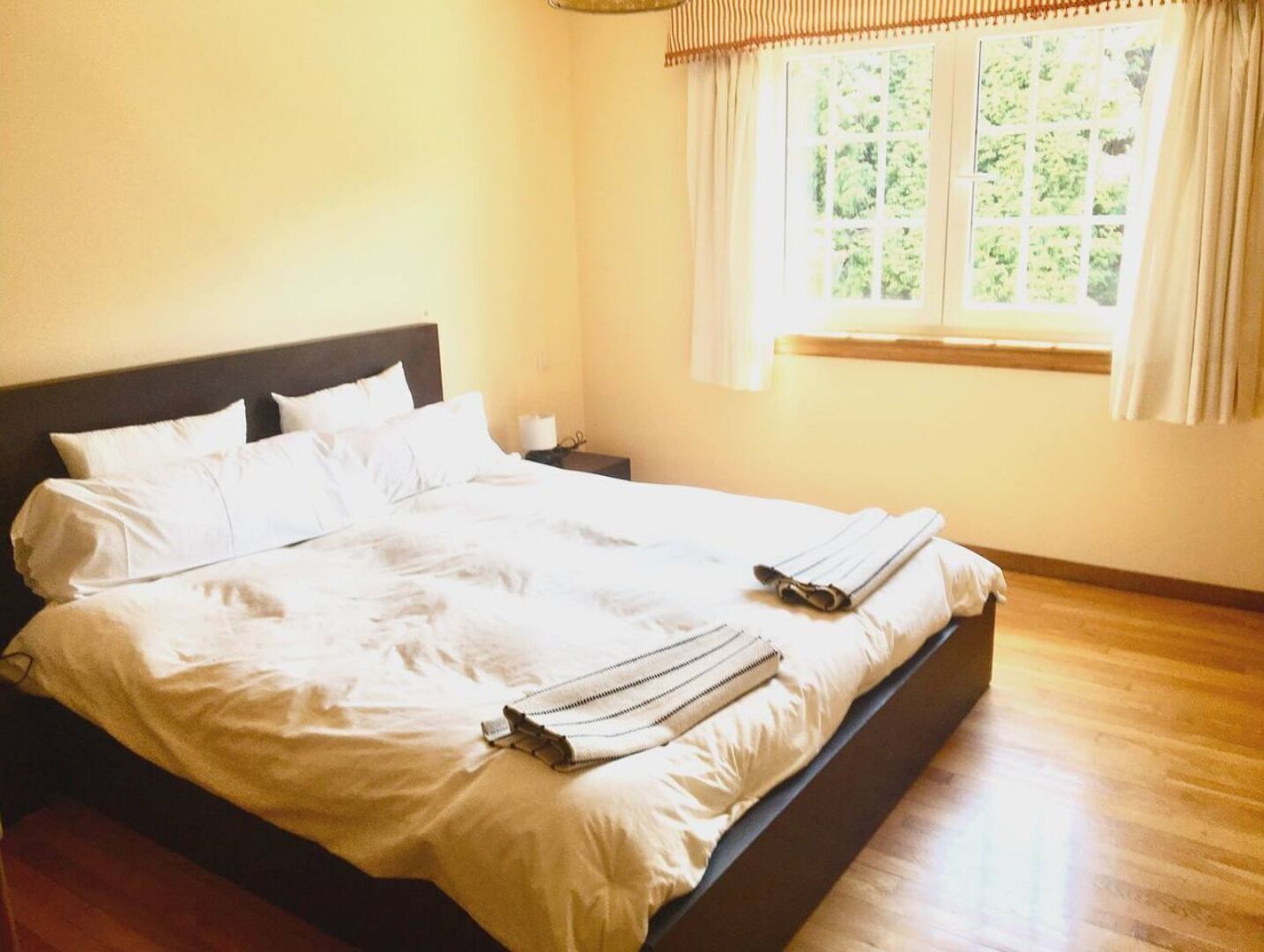 6 slaapkamers, een strijkplank/strijkijzer, wifi, beddengoed