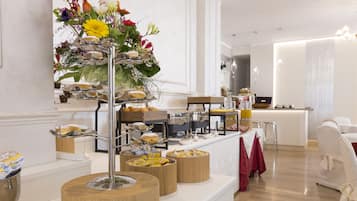 Desayuno continental diario (EUR 6 por persona)