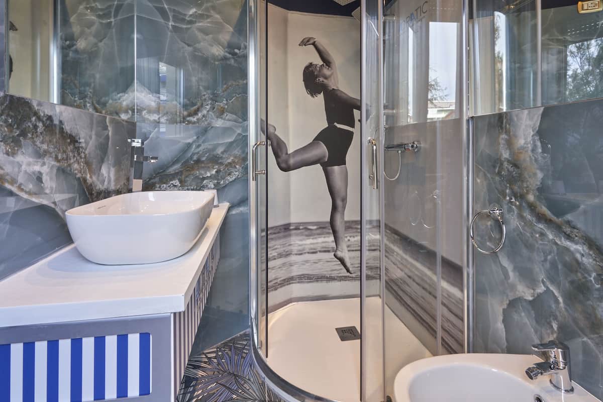 Klassieke kamer, 1 twee- of 2 eenpersoonsbedden, uitzicht op zee | Badkamer | Een douche, gratis toiletartikelen, een haardroger, een bidet