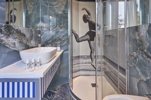 シャワー、バスアメニティ (無料)、ヘアドライヤー、ビデ