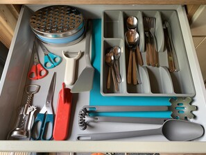 Réfrigérateur, micro-ondes, plaque de cuisson, bouilloire électrique