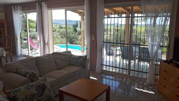 Een televisie en een dvd-speler