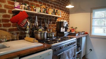 Jääkaappi, uuni, liesi, astianpesukone