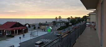 Ampio Appartamento a 20 Metri dal Mare con Ampio Balcone Vista Mare