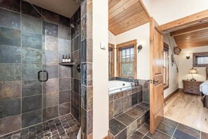 Baignoire, sèche-cheveux, shampoing