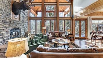 Télévision, cheminée, jeux vidéo, table de tennis de table