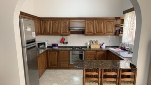Fridge, microwave, stovetop, dishwasher - Cloud 9 Residence - Your Holiday Home In Gozo (Ghajnsielem)