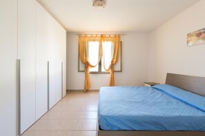 2 chambres, fer et planche à repasser, literie fournie