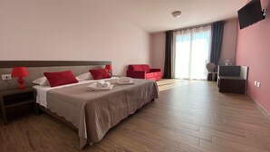 1 bedroom, in-room safe, WiFi, bed sheets - Comfortable double room - Overnight stay with breakfast (Lazise)