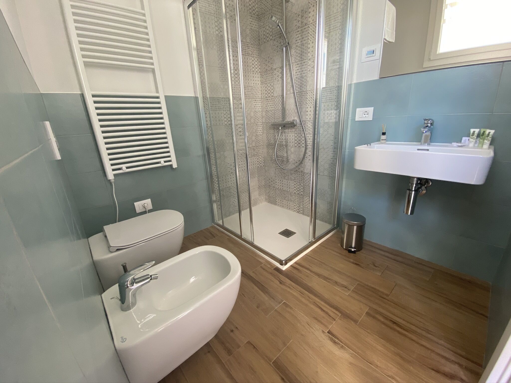 Douche, sèche-cheveux, serviettes fournies, savon