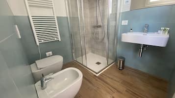 Chuveiro, secador de cabelo, toalhas de banho, sabonete