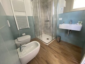 Chuveiro, secador de cabelo, toalhas de banho, sabonete