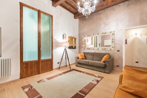 Appartamento, 1 camera da letto, balcone | Area soggiorno | TV a schermo piatto, libri