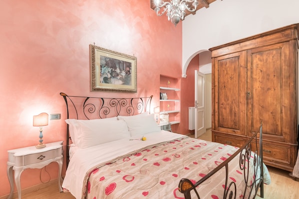 2 bedrooms, iron/ironing board, bed sheets - Ghibellina 22 Apartment (Florence)