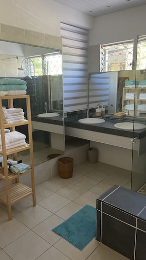 Shower, hair dryer, bidet, towels - 4-bedroom villa with pool and spa (Sainte Anne)
