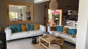 Smart TV, books - 4-bedroom villa with pool and spa (Sainte Anne)