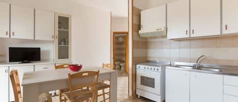 Refrigerador, horno y utensilios de cocina