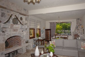 غرفة - عدة غرف نوم - بمدفأة | تناول الطعام