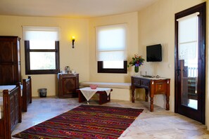 Room, Multiple Bedrooms, Patio, Mountain View | Living room