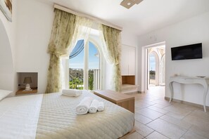 1 bedroom, bed sheets