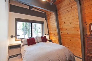 House, Multiple Beds (Aplin Base Camp  * HOT TUB, SAUNA AND)