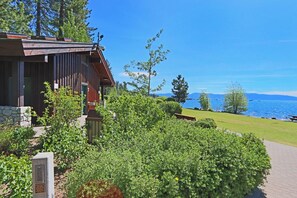 Talo, useita sänkyjä (Aplin Base Camp  * HOT TUB, SAUNA AND) | Ulkoalueet