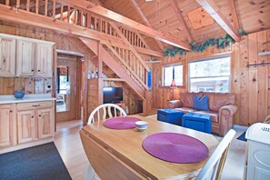 Kabin, Beberapa Tempat Tidur (Aidenn Cabin - WINTER SKI LEASE AVAIL) | Ruang keluarga | TV, perapian, dan pemutar DVD