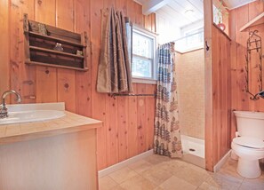 Cabane, plusieurs lits (Aidenn Cabin - WINTER SKI LEASE AVAIL) | Salle de bain | Sèche-cheveux, serviettes fournies