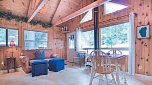 Living room - Aidenn Cabin - Winter SKI Lease Available! (Tahoe City)