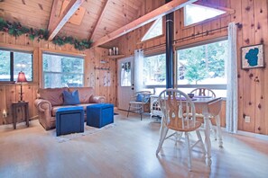 Stuga - flera sängar (Aidenn Cabin - WINTER SKI LEASE AVAIL) | Vardagsrum | Tv, eldstad och dvd-spelare