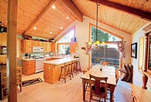 House, Multiple Beds (ROSEMOR - fenced in back yard!) | Private kitchen