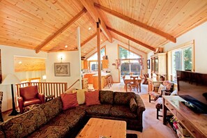 House, Multiple Beds (ROSEMOR - fenced in back yard!) | Living room