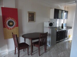 Condo, 1 Bedroom, Accessible, Smoking | Dining