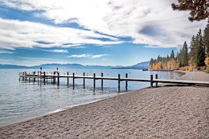 Hus - flera sängar (The Fillmore in Tahoe Park ~ Walking ) | Strand