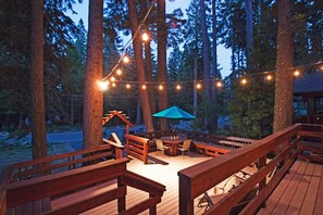 Maison, plusieurs lits (The Fillmore in Tahoe Park ~ Walking ) | Balcon
