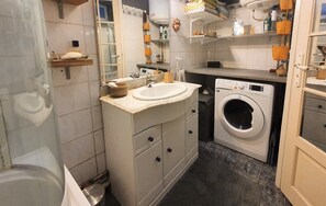 Een bad, een haardroger, handdoeken, toiletpapier