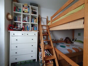 1 slaapkamer, een strijkplank/strijkijzer, wifi, beddengoed