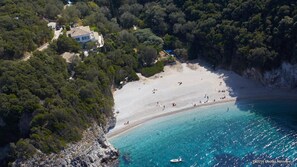 Playa en los alrededores y camastros 
