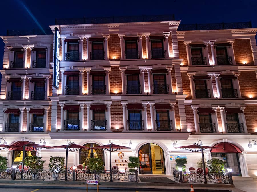 Fachada da propriedade à noite