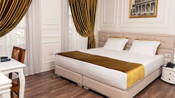 Een slaapkamer met een groot bed, een nachtkastje, een stoel en een bijzettafeltje.
